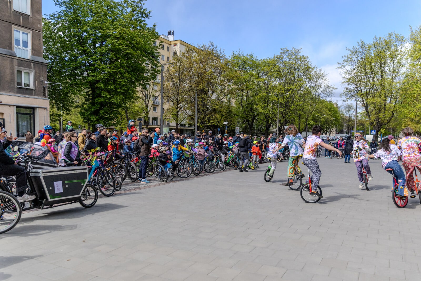Infobike - Velo Huta 2026 rozkręciła Nową Hutę. Kolorowa parada, rowerowa energia i rodzinny piknik w stylu peace&love