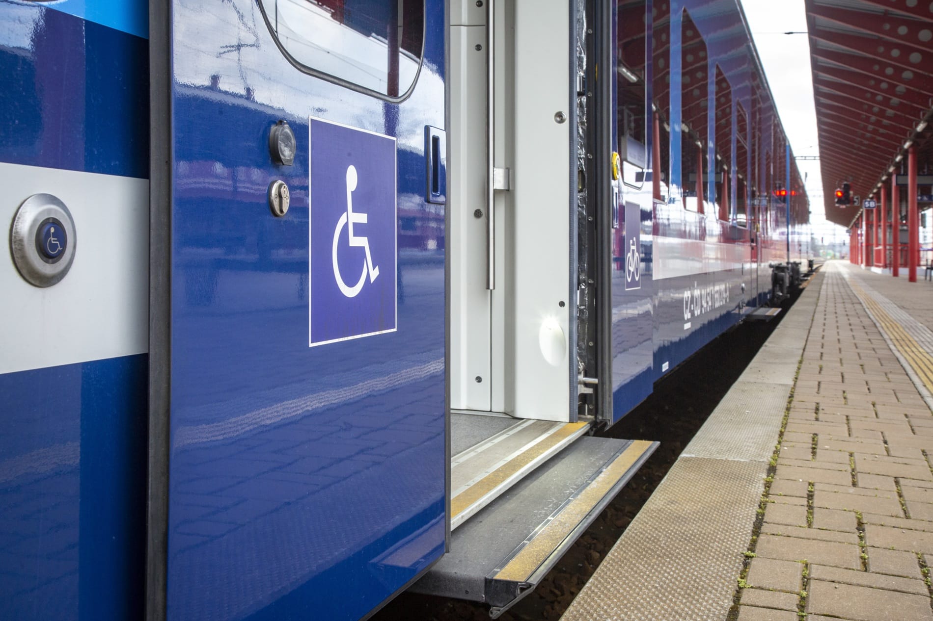 Inforail - Czeskie koleje zrealizowały ponad 10 tys. podróży osób z niepełnosprawnościami z asystą