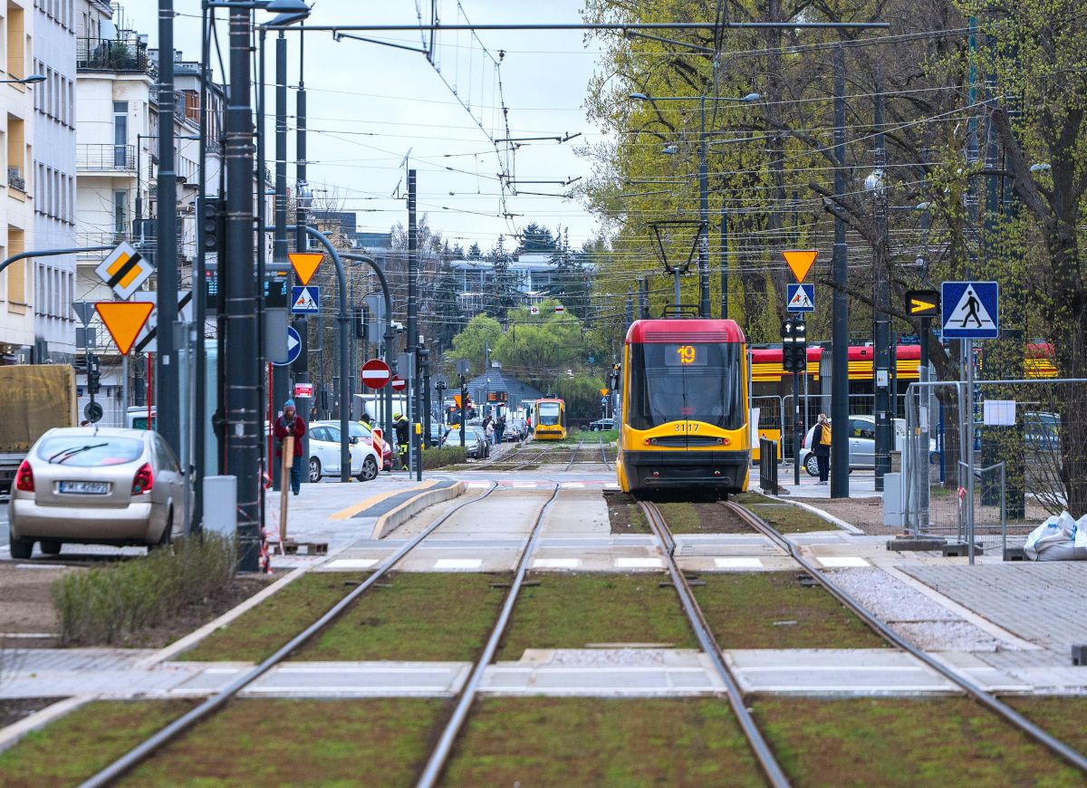 Infotram - Warszawa: Rakowiecka wreszcie w pełni przejezdna. Kończy się wdrażanie nowej organizacji ruchu