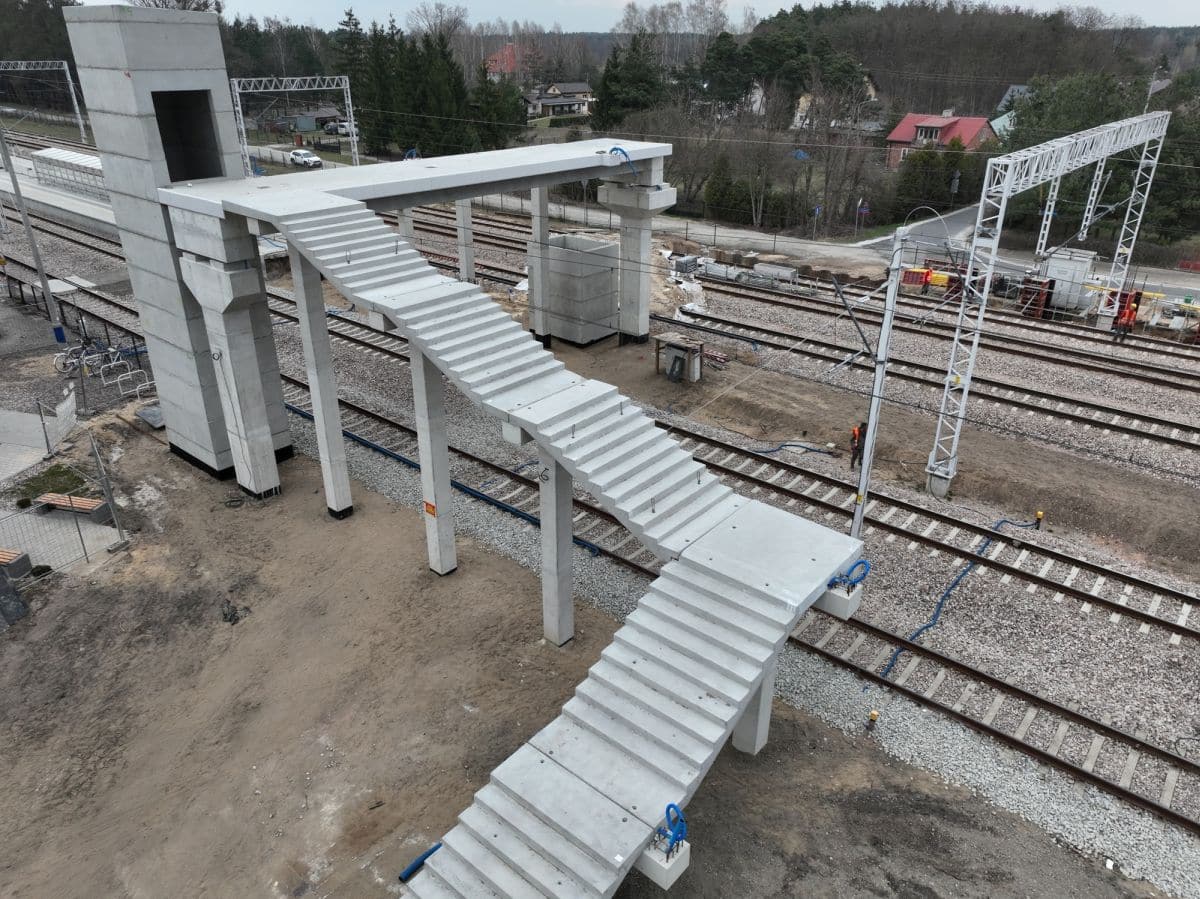 Inforail - PKP PLK modernizuje stację Bełchów. Powstaje nowa kładka i kończą się prace na linii Skierniewice–Łowicz