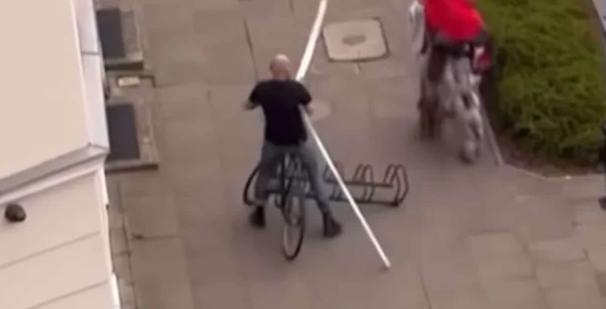 Infobike - Ukradł rower… razem ze stojakiem. Poznańskie nagranie podbija internet