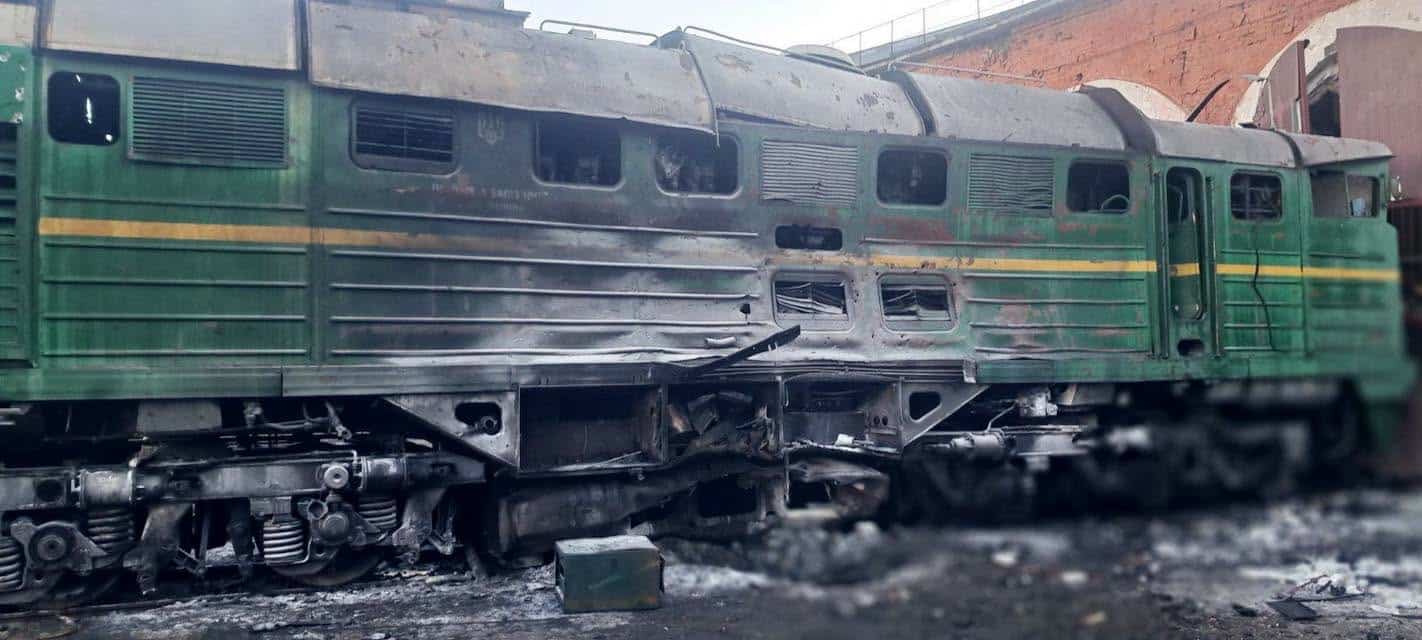 Inforail - Nocny atak na infrastrukturę kolejową w obwodzie charkowskim. Zniszczone lokomotywy