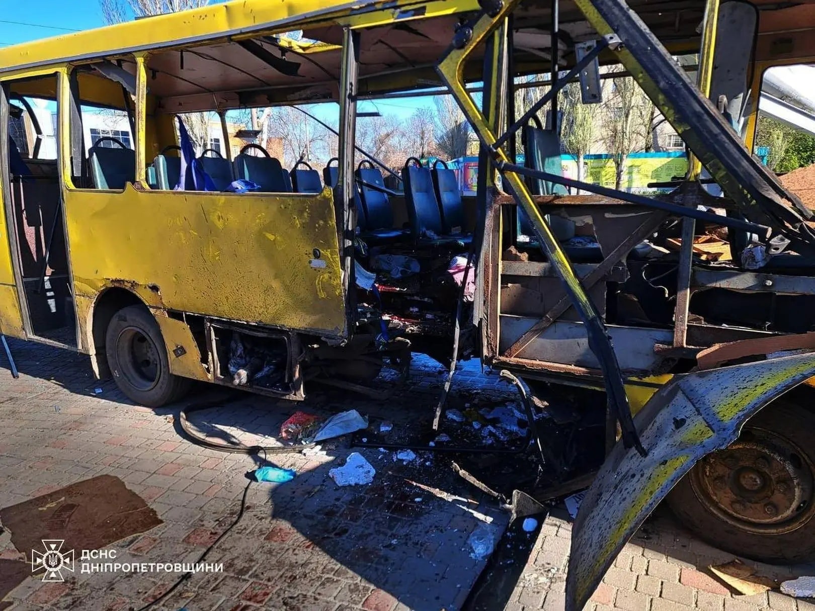 Infobus - Ukraina: Rosyjski dron uderzył w autobus. Tragiczny atak na transport publiczny w Nikopolu