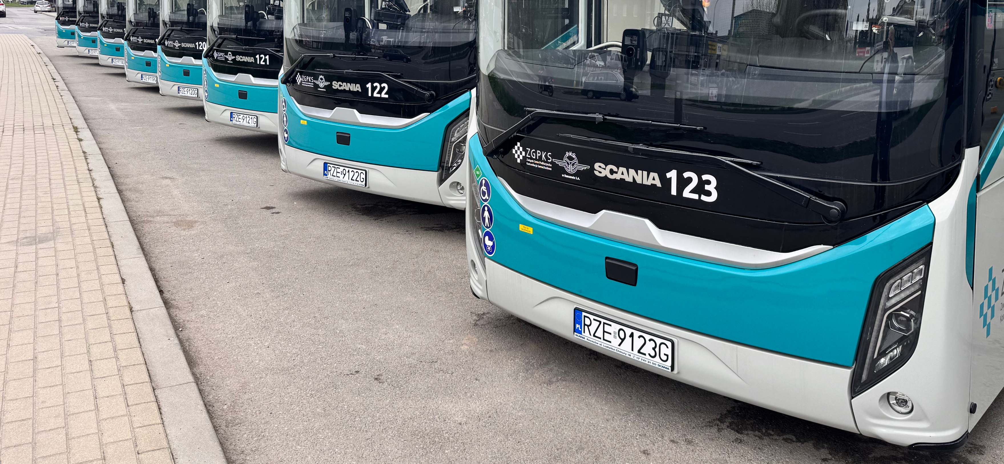Infobus - PKS Rzeszów i pierwsze takie autobusy w Polsce: Scania-Higer Fencer CNG