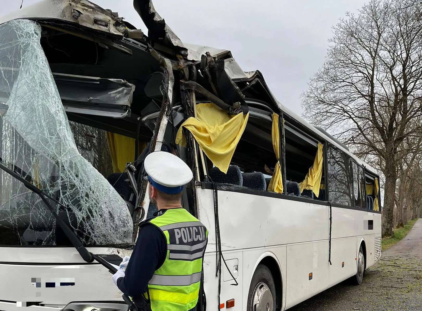Infobus - Kolizja autobusu pracowniczego pod Słupskiem. Kierowca zasłabł za kierownicą
