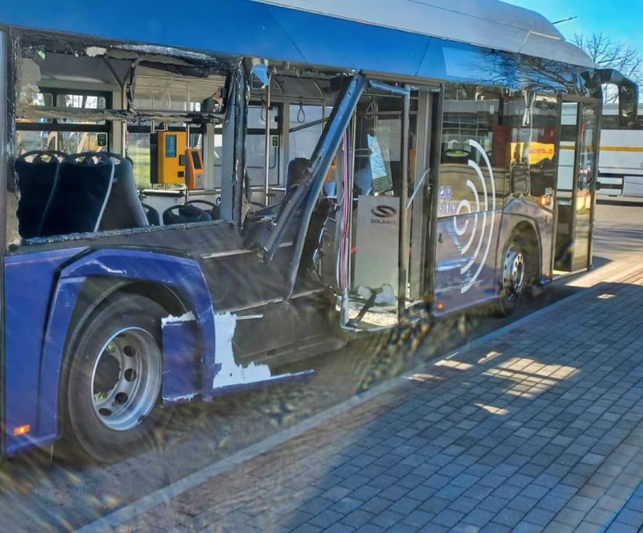 Infobus - Legnica: Autobus elektryczny MPK staranowany przez koparkę. Operator uciekł