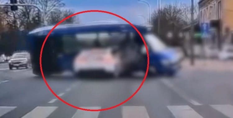 Infobus - Marki: Autobus na boku po uderzeniu BMW. Ośmiu pasażerów rannych
