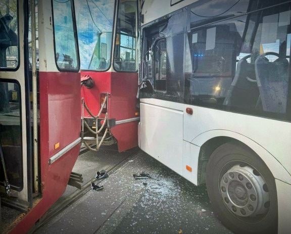 Infobus - Zderzenie tramwaju i autobusu w Toruniu. Jedna osoba poszkodowana