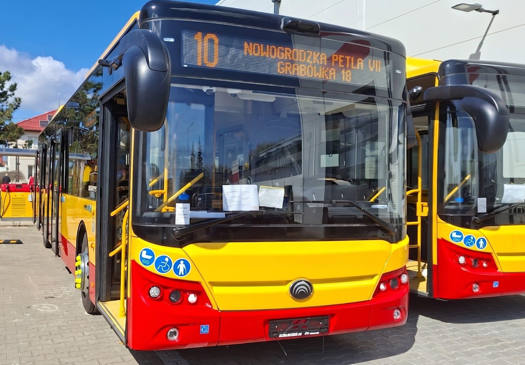 Infobus - MPK Łomża trzyma się sprawdzonego modelu Yutong E12. Cztery takie autobusy już na miejscu