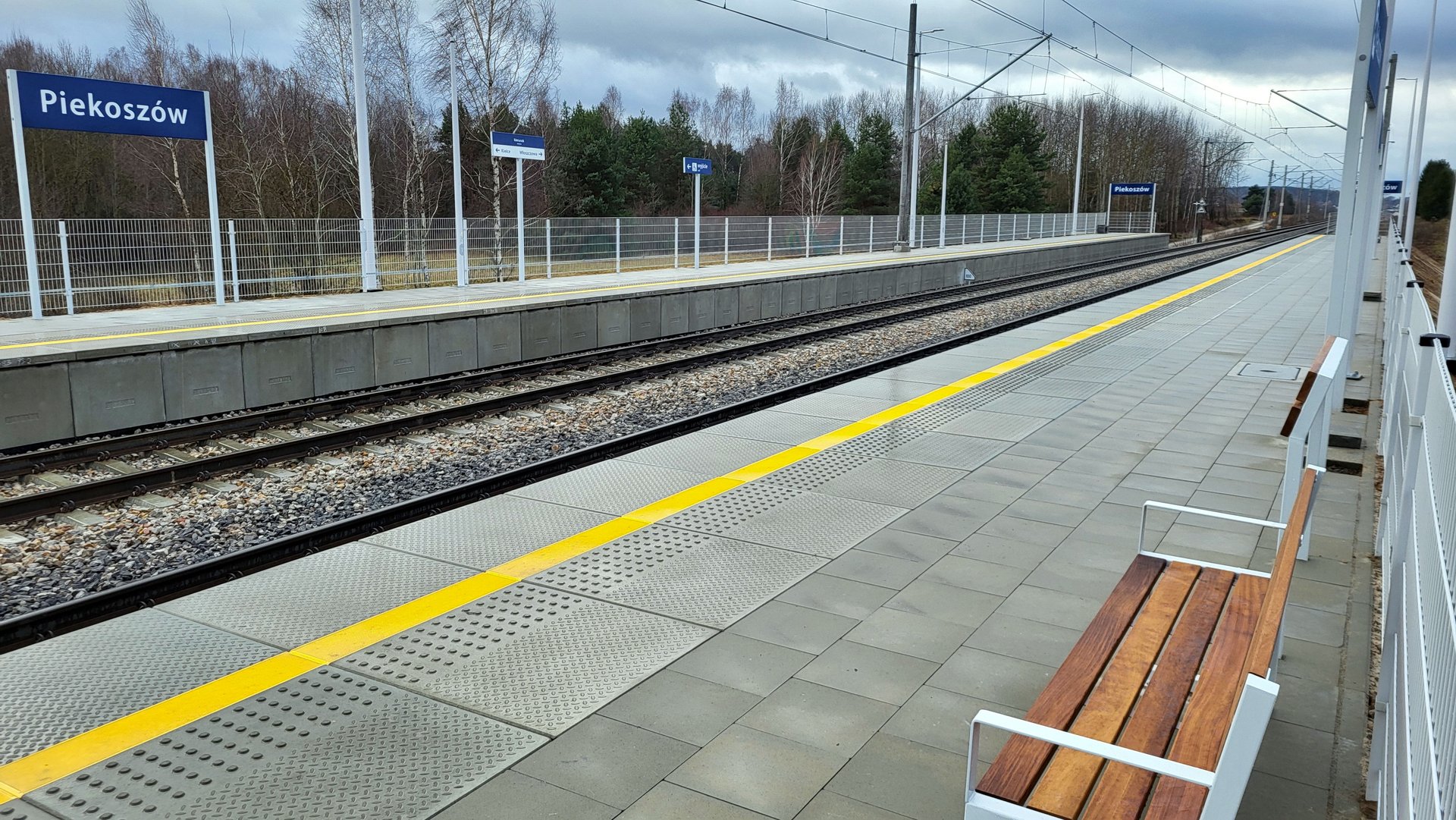 Inforail - Śmiertelne potrącenie w Piekoszowie. Wstrzymany ruch pociągów i komunikacja zastępcza