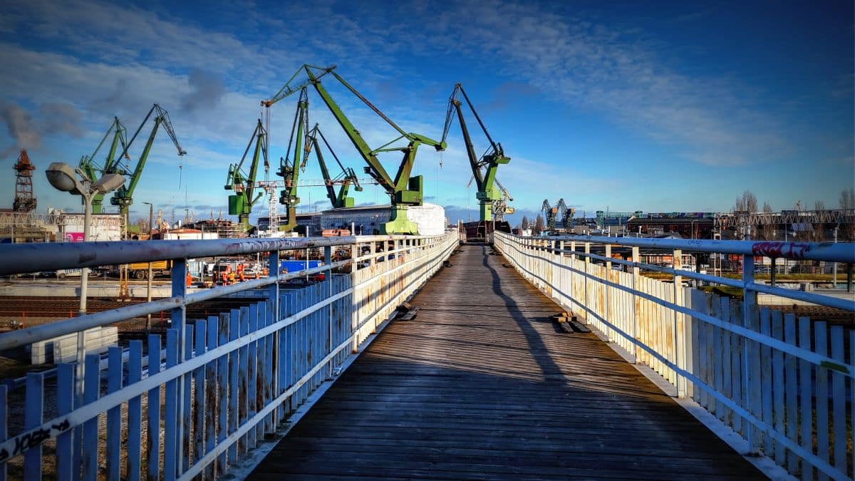 Inforail - Rusza montaż kładki przy przystanku SKM Gdańsk Stocznia