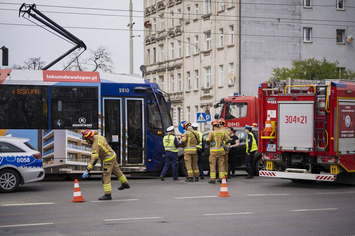 Infotram - Kolizja tramwaju z samochodem we Wrocławiu. Są utrudnienia