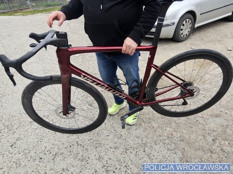 Infobike - Pościg na trasie wyścigu. Policja zatrzymała złodzieja gravela „w peletonie”