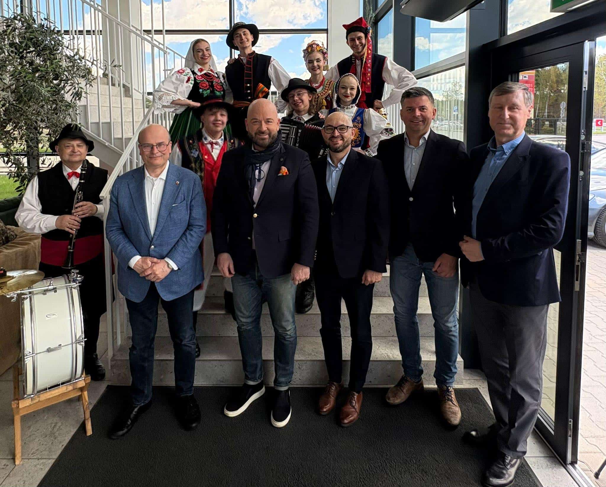 Infotram - Wrocław modernizuje tramwaje. Remonty Skód 19T w Grudziądzu doglądał prezydent Sutryk