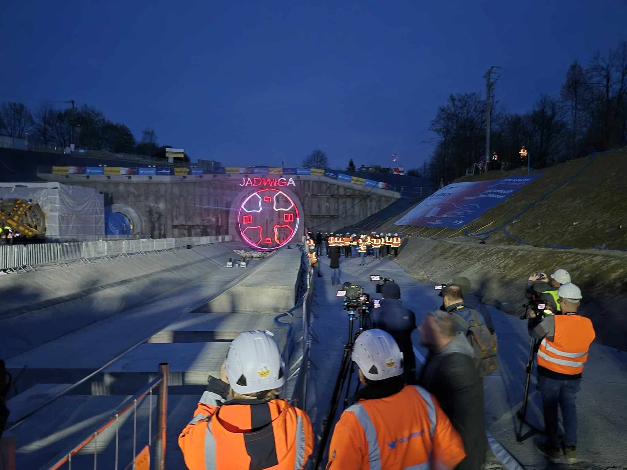 Inforail - Zakończono drążenie najdłuższego tunelu kolejowego w Polsce. „Jadwiga” kończy najważniejszy etap inwestycji