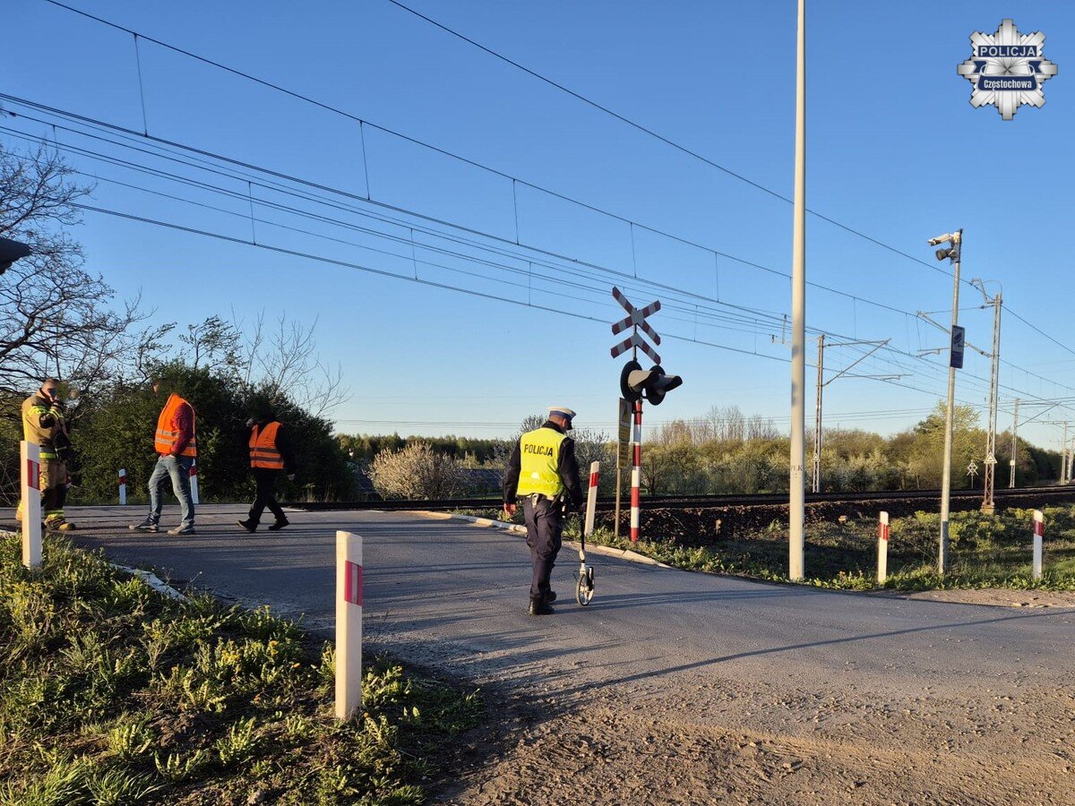 Inforail - Groźne zdarzenie na przejeździe kolejowym w Turowie. Auto wjechało po pociąg