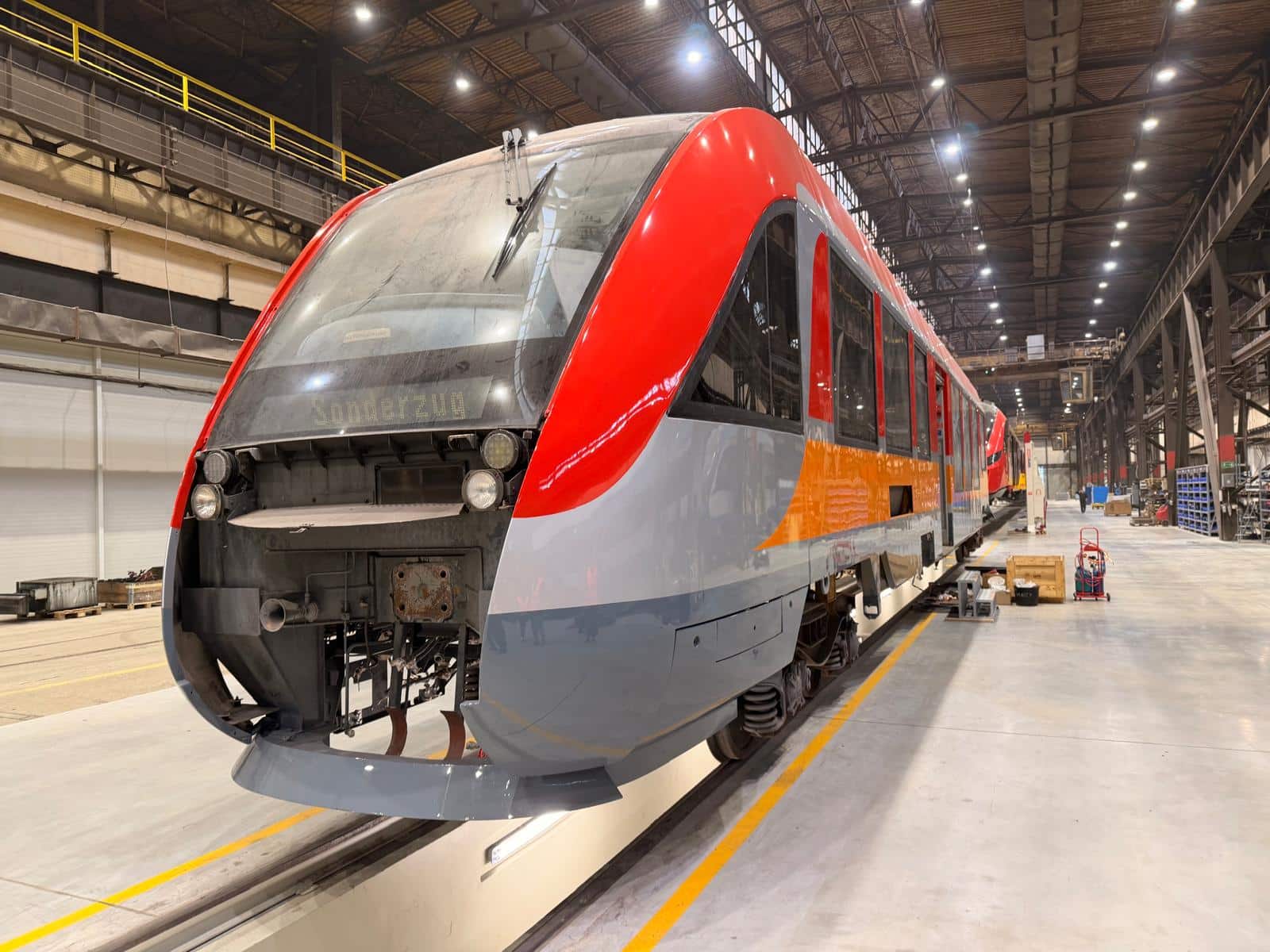 Inforail - POLREGIO modernizuje zakupione pociągi. Pierwszy LINT 41 już w nowych barwach przewoźnika