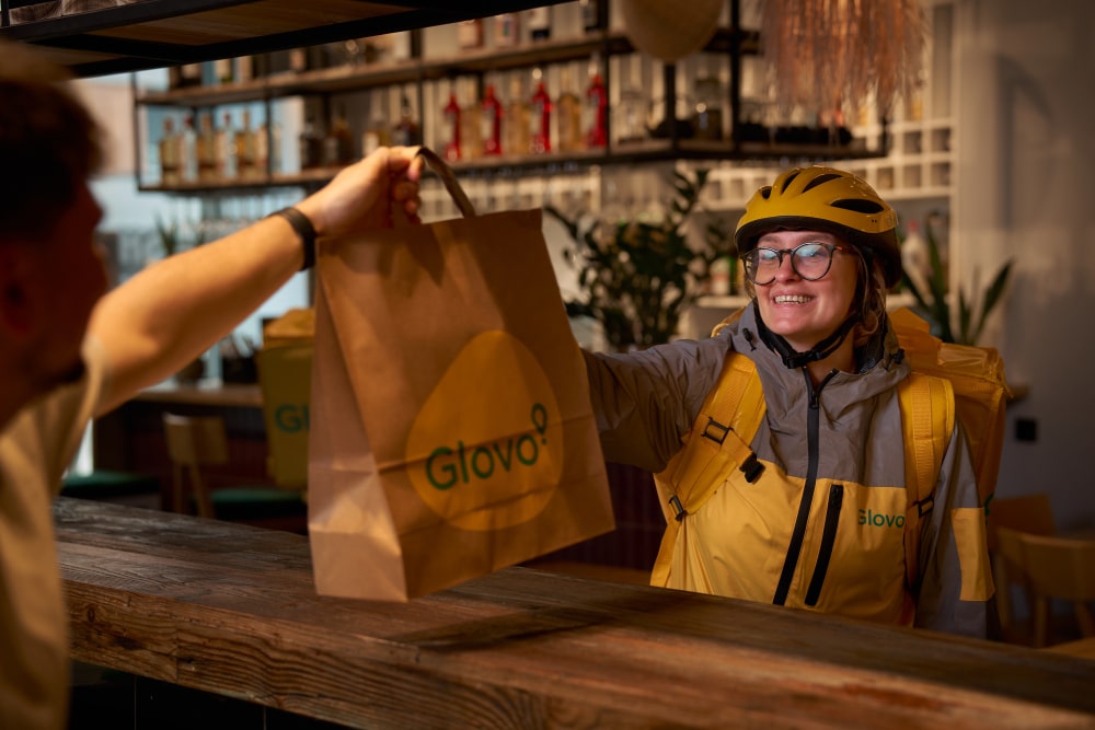 Infobike - Od rowerowych dostaw do 10 tys. kurierów. Glovo pokazuje skalę q-commerce w Polsce