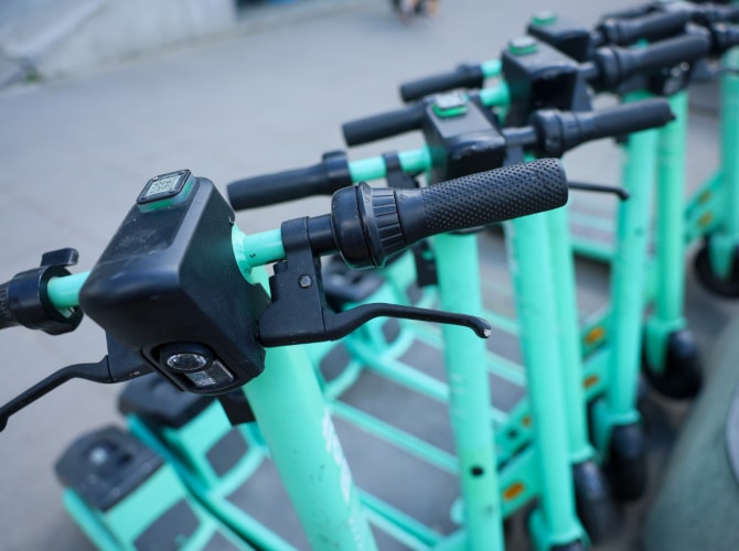 Infobike - Warszawa zaostrza zasady dla e-hulajnóg. Więcej ograniczeń i nowe strefy zakazu