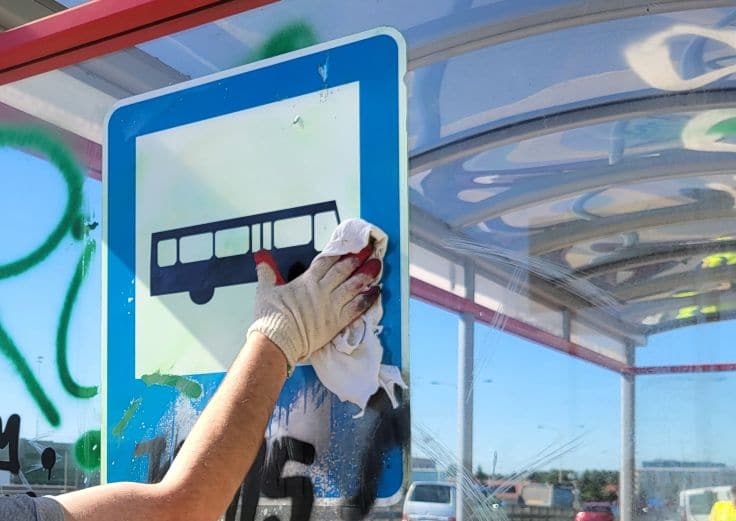 Infotrans - Warszawa walczy z bazgrołami. Rusza czyszczenie wiat i koszy przystankowych