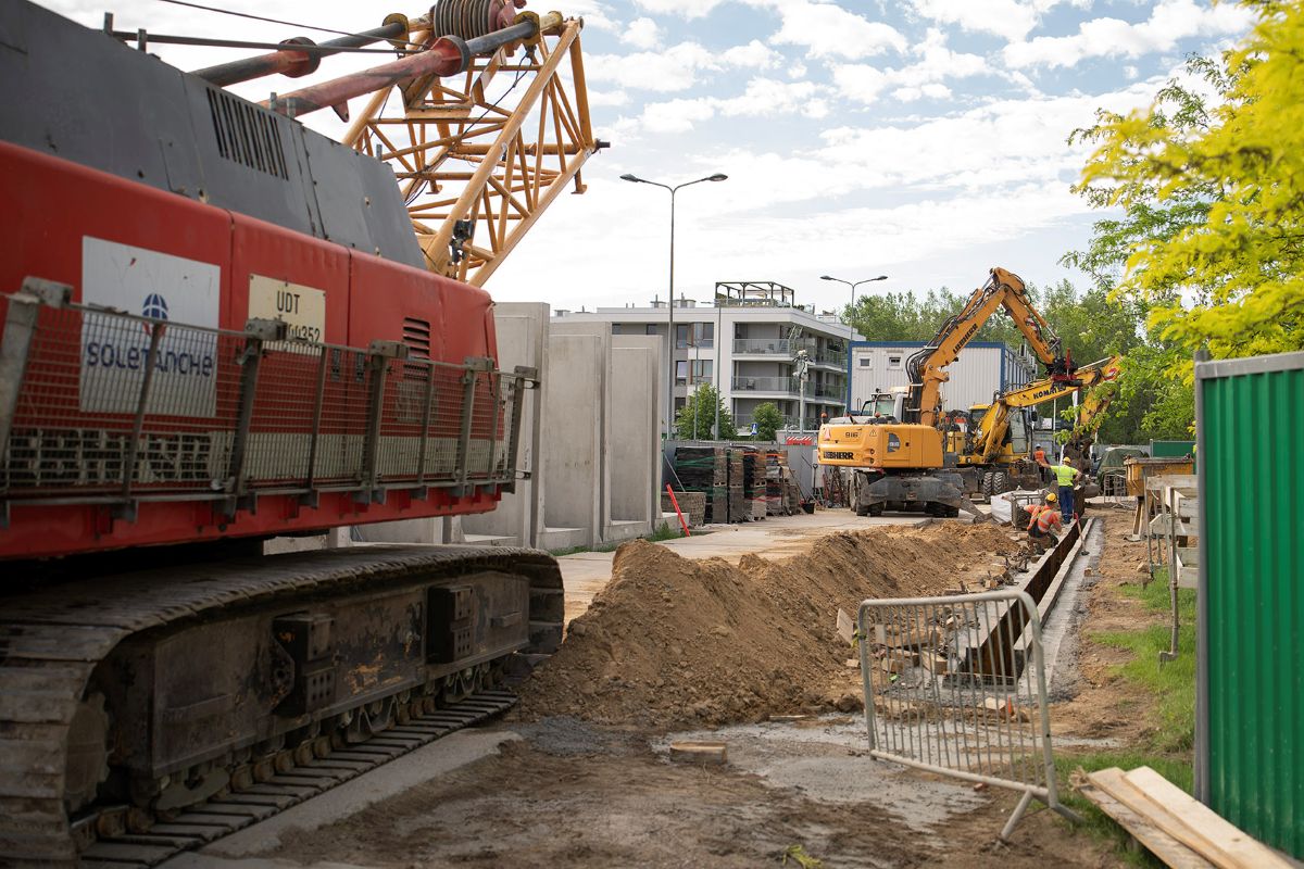 Infotram - Metro Kabaty w kolejnym etapie rozbudowy. Na plac budowy dotarł specjalistyczny dźwig