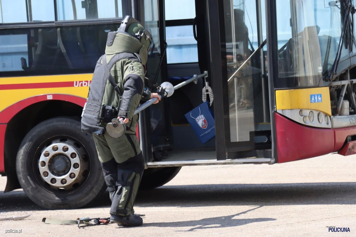 Infobus - Kontrterroryści ćwiczyli atak na autobus. Neoplan MZA bohaterem Dnia Otwartego BOA