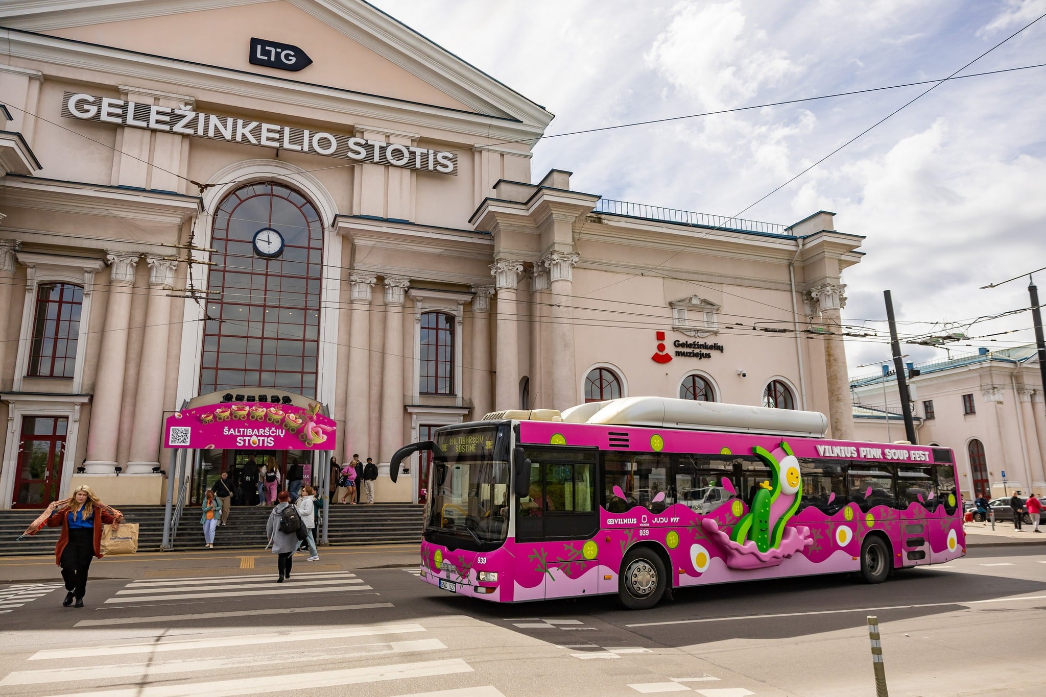Infobus - Różowy autobus w Wilnie. Transport publiczny w barwach chłodnika
