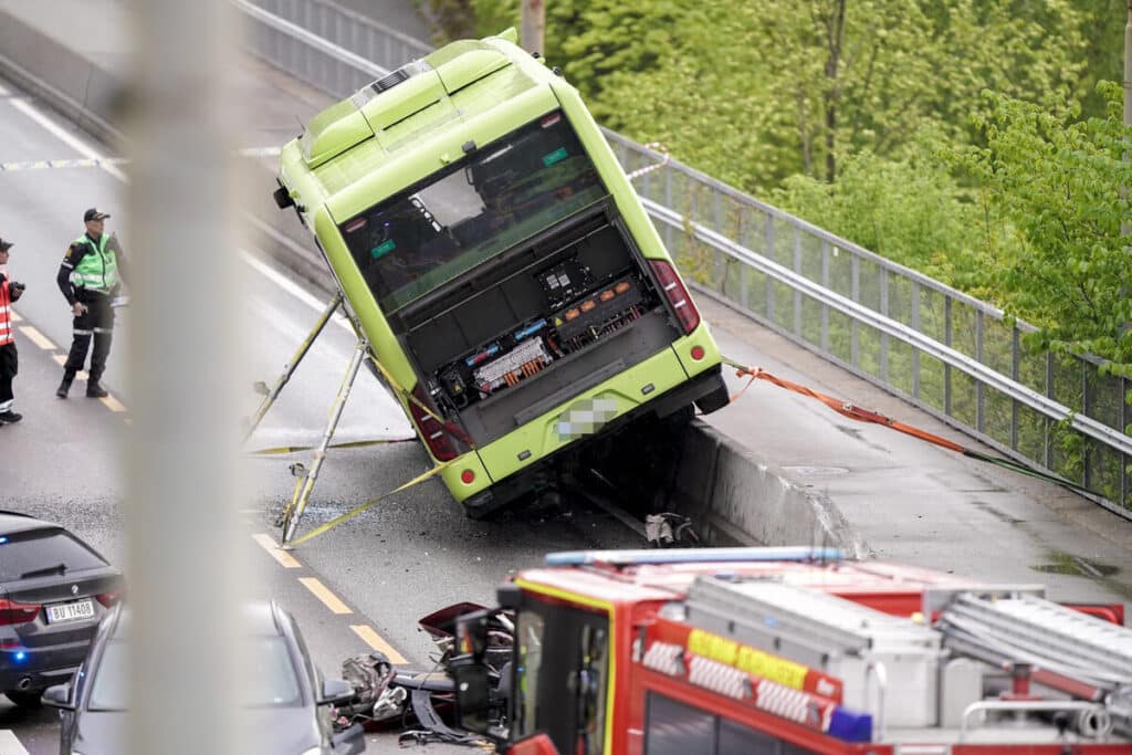 Infobus - Polak zginął po zderzeniu z autobusem w Oslo. Elektrobus zawisł na betonowej barierze