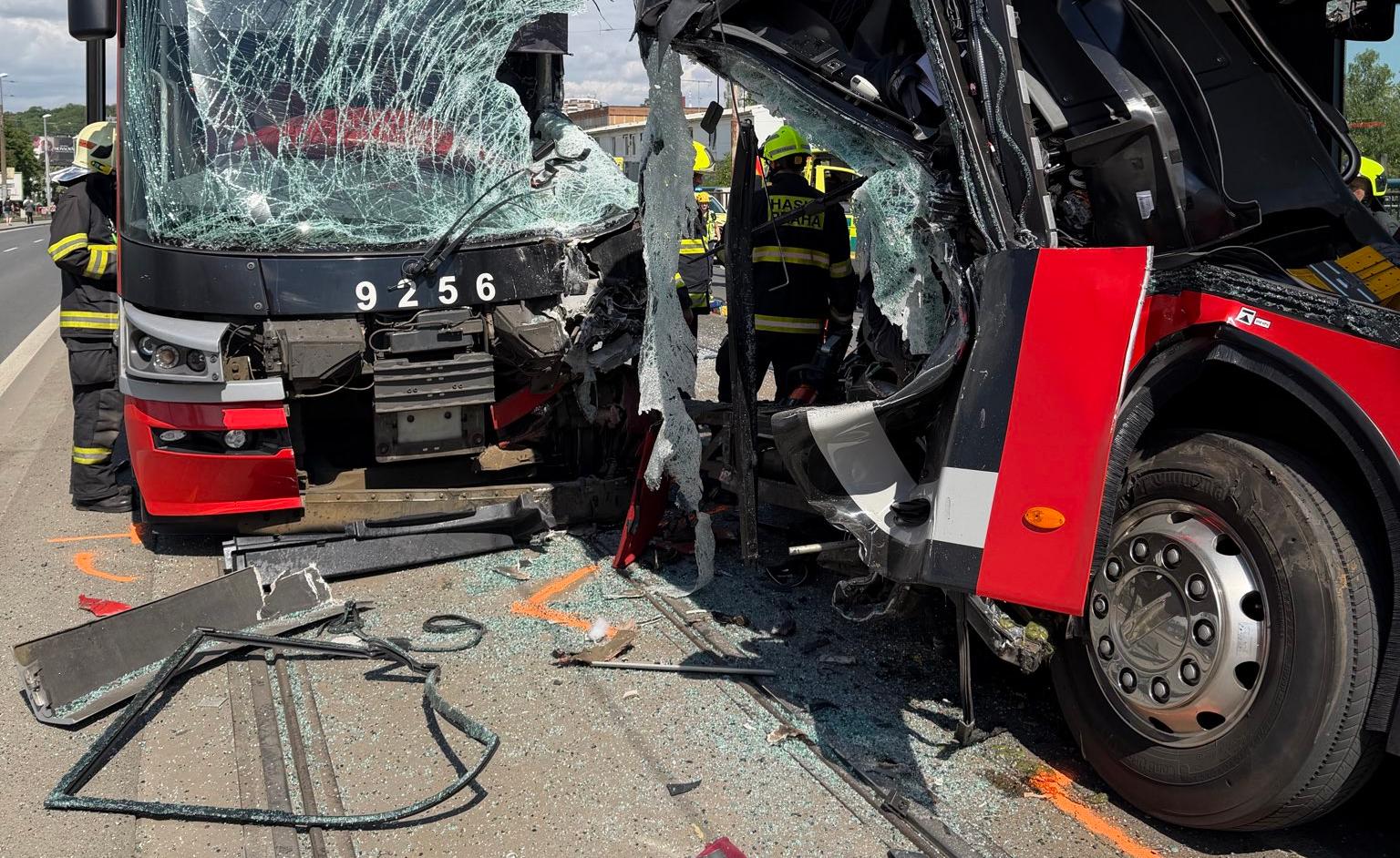 Infobus - W Pradze zderzyły się tramwaj i elektrobus. 18 rannych. Specjalny pojazd EVA na miejscu