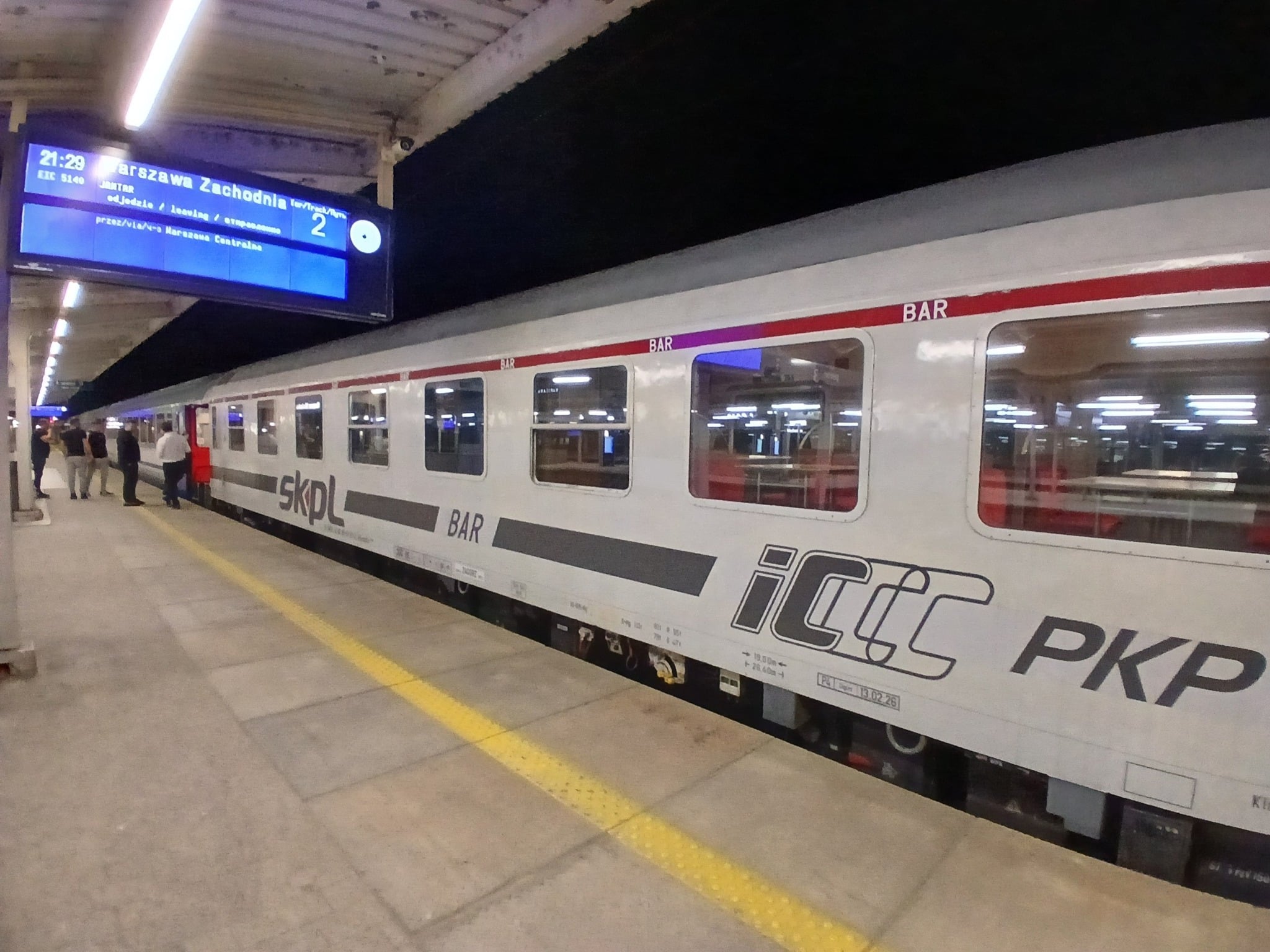 Inforail - Debiut wagonów barowych SKPL w EIC Jantar. W składzie też poniemieckie jedynka i dwójki