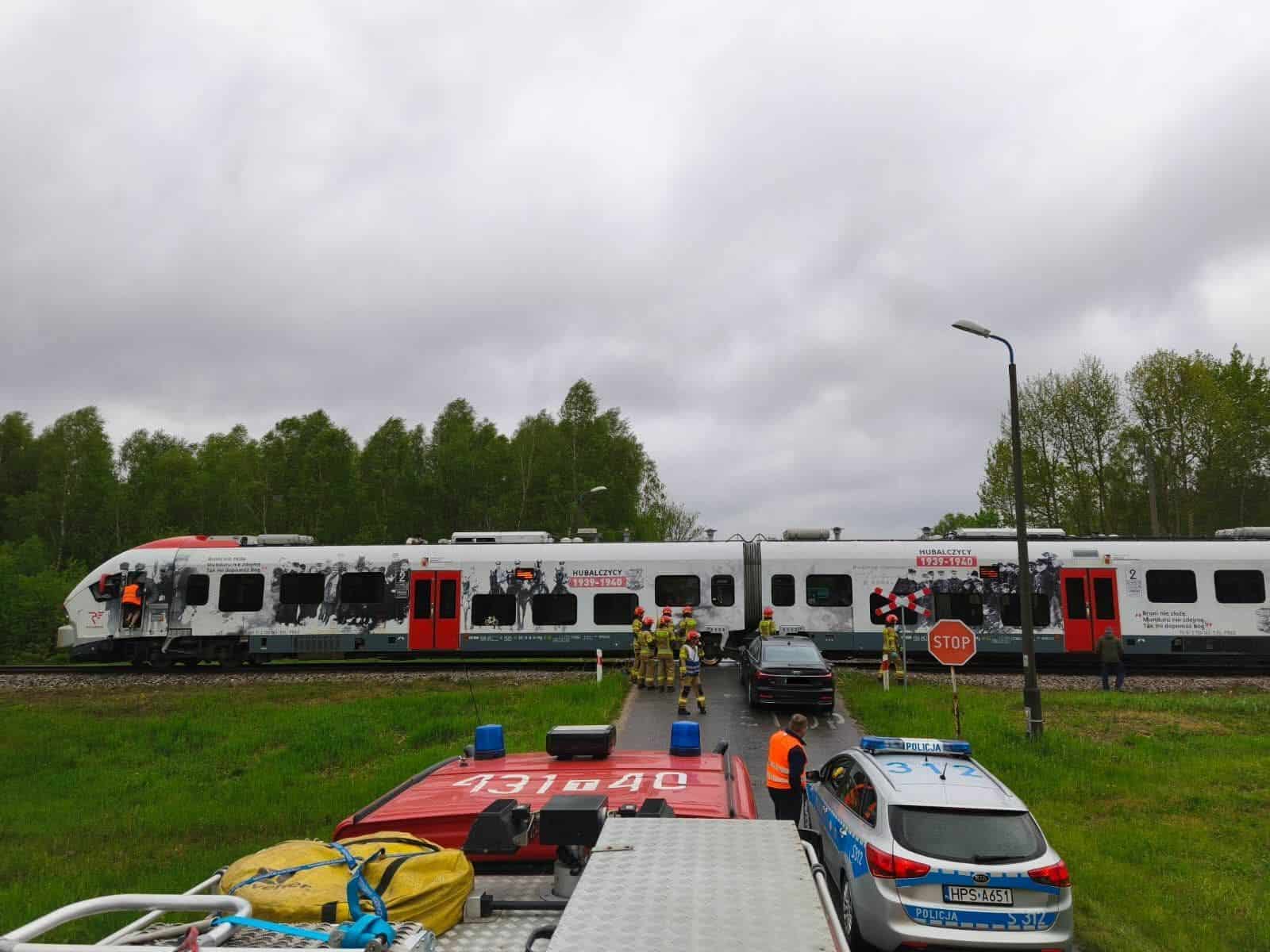 Inforail - Powtórka z rozrywki. Wjechał pod pociąg, bo myślał iż go przepuszcza!