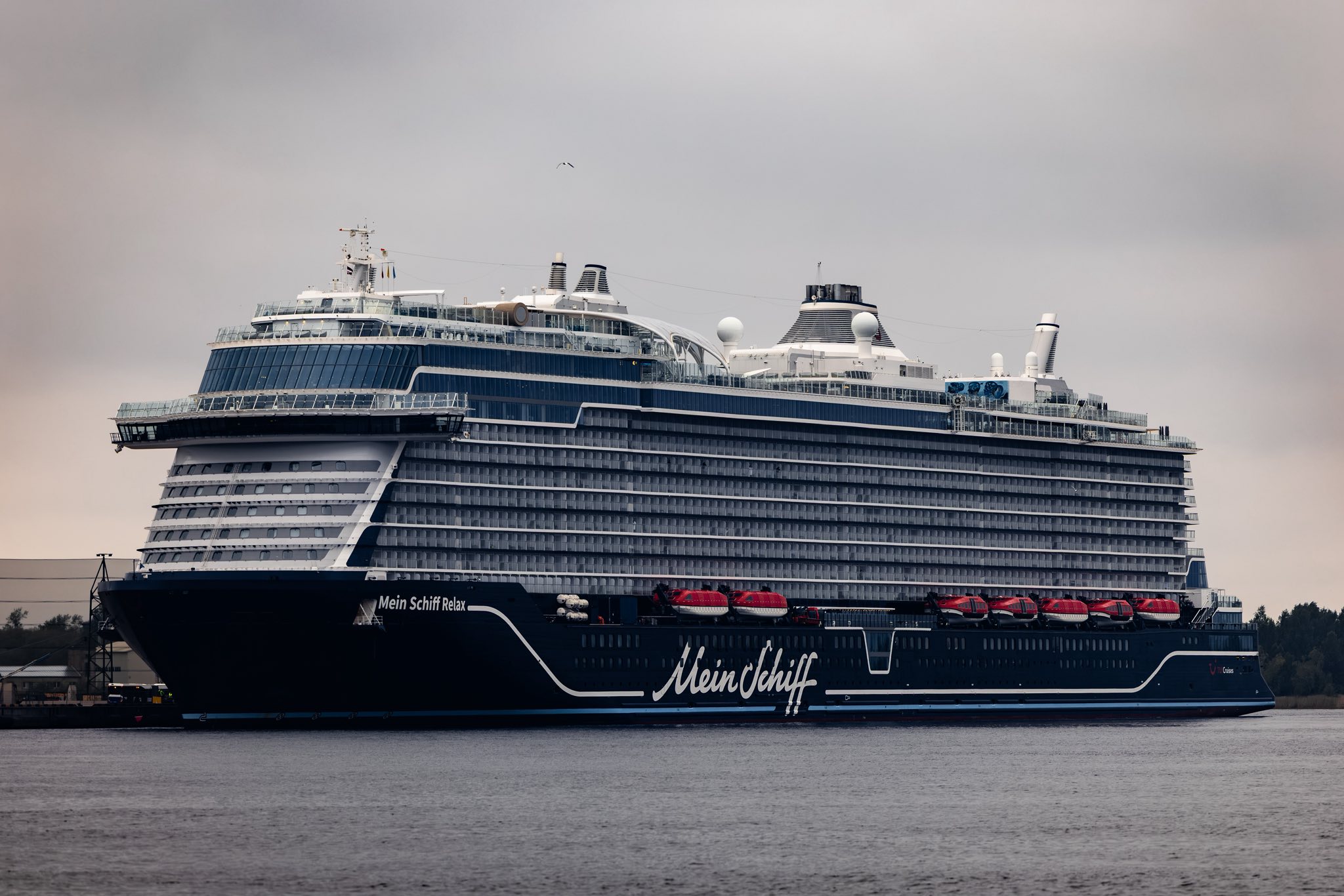 Infoship - Największy wycieczkowiec w historii Rygi. Mein Schiff Relax zawinął do portu
