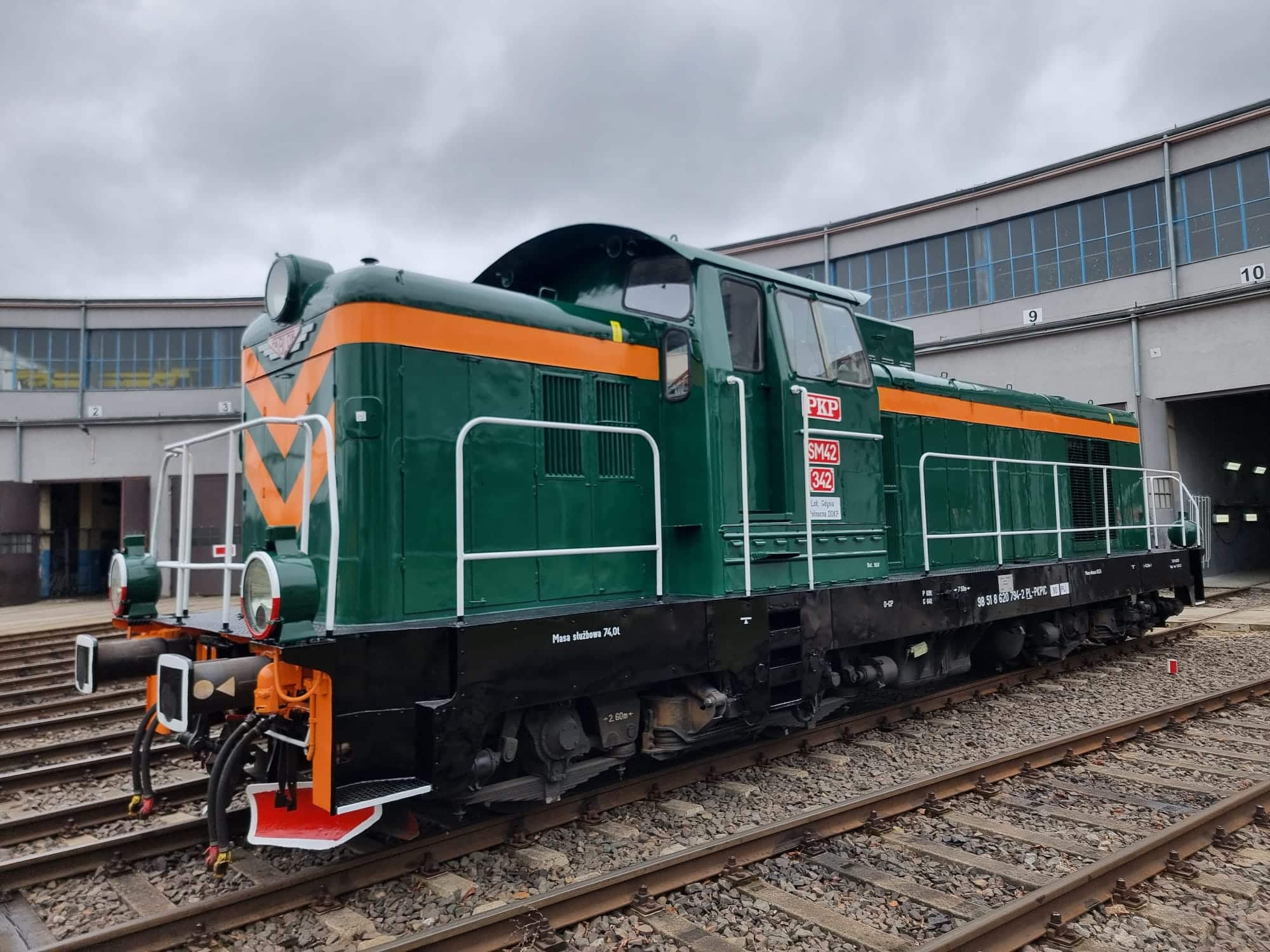 Inforail - SM42-342 w retro barwach dla IC Nieśpieszny. Wspólne dzieło PKP Intercity i Chojnickiego Stowarzyszenia Miłośników Kolei