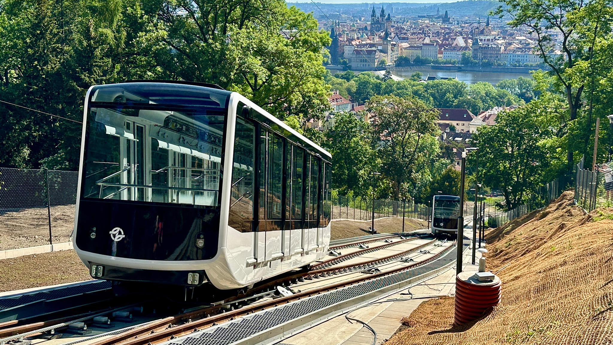 Infotrans - Praga: Nowe wagony kolejki na Petřín już na trasie. DPP szykuje próby hamulcowe