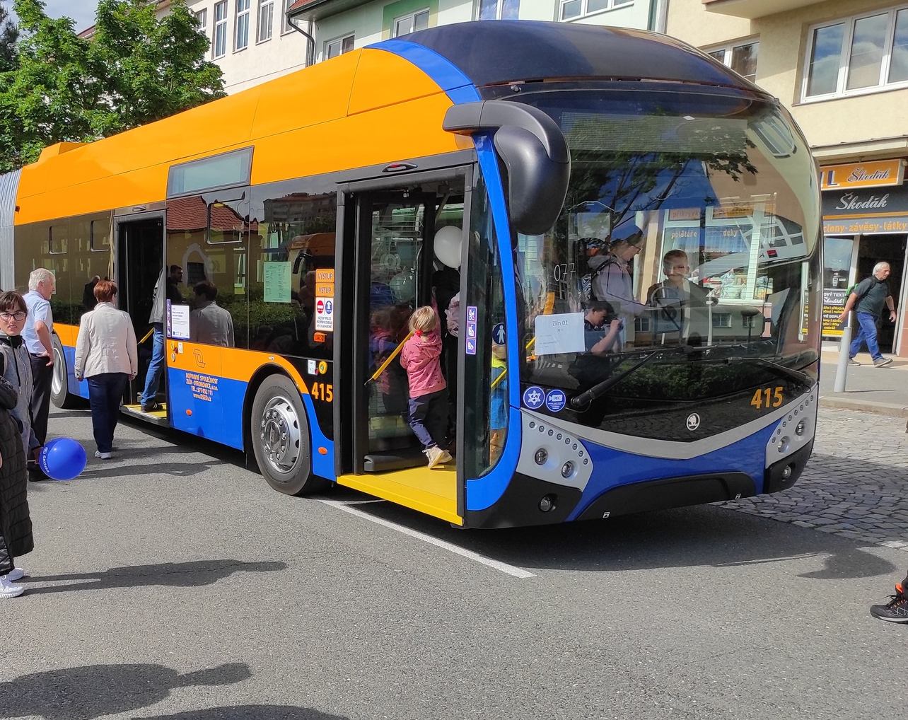 Infobus - DSZO pokazał nowe trolejbusy Škoda-SOR 33Tr. Pod Zlín i Otrokovice