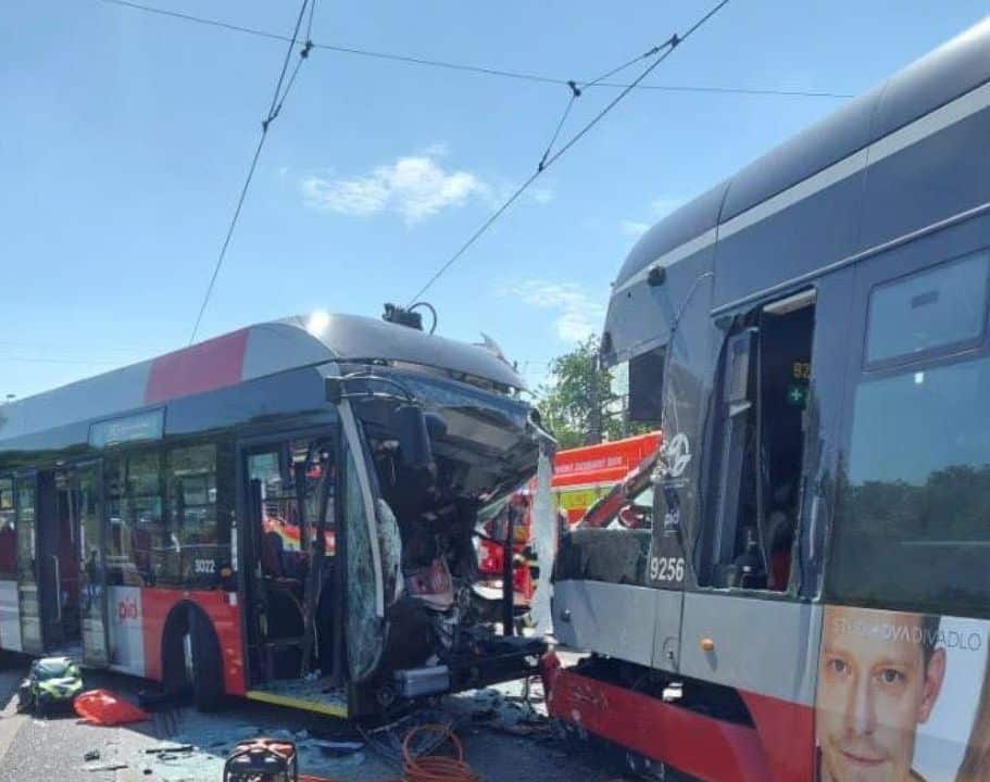 Infotram - Poważne zderzenie tramwaju i elektrobusu w Pradze. Kilkanaście osób rannych