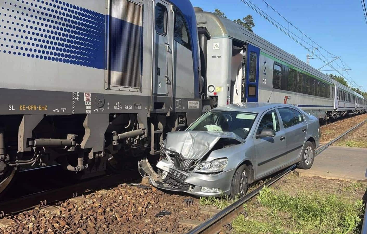 Inforail - Kolejny wypadek na przejeździe kolejowym. Samochód wjechał w pociąg