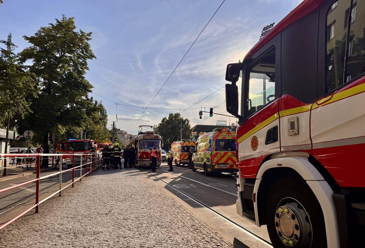 Infotram - Poważny wypadek z udziałem tramwaju w Pradze. Dwie osoby ranne, jedna pod wagonem