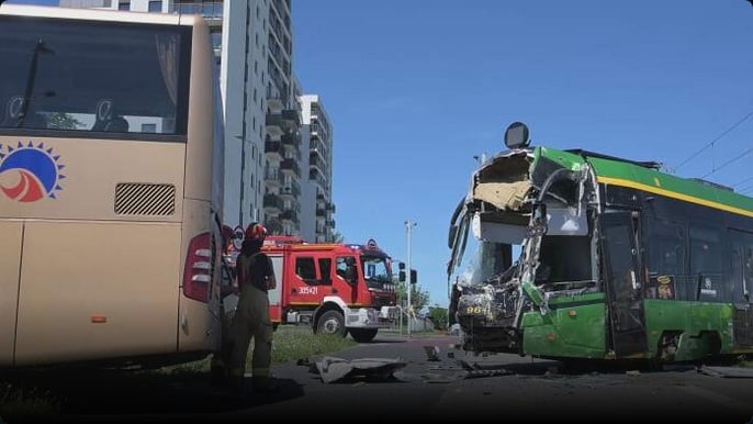 Infobus - Zderzenie autokaru z tramwajem MPK Poznań. Cztery osoby ranne