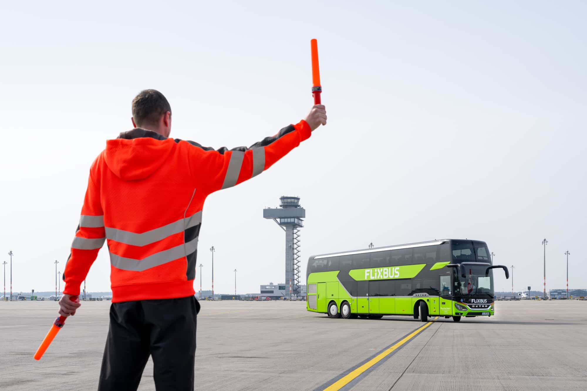 Infobus - FlixBus wzmacnia trasy do i z BER. Do 155 autobusów dziennie na berlińskim lotnisku