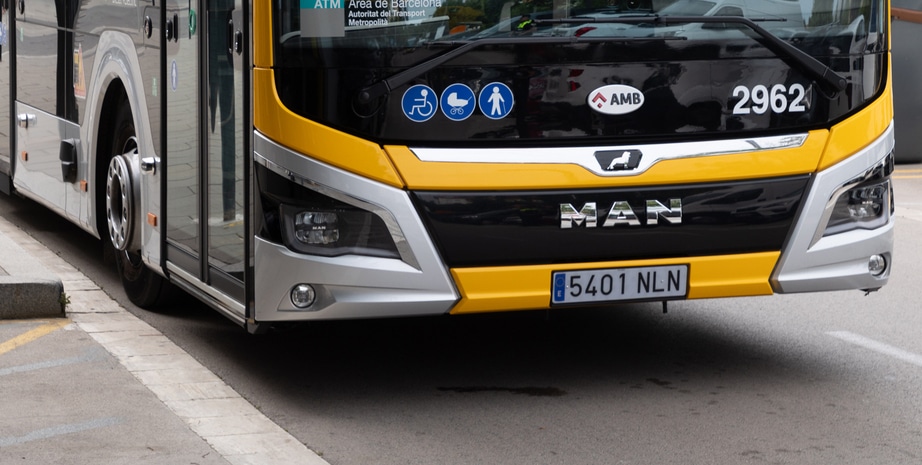 Infobus - Ze Starachowic do Barcelony: Przegubowe autobusy MAN wzmocniły linie ekspresową X30