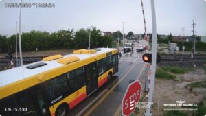 Infobus - Autobus MPK Łomża na przejeździe przy Pileckiego. Przewoźnik publikuje oświadczenie
