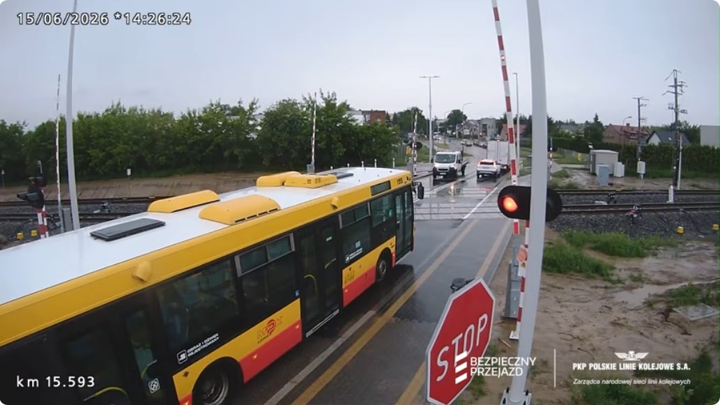Infobus - Autobus MPK Łomża na przejeździe przy Pileckiego. Przewoźnik publikuje oświadczenie