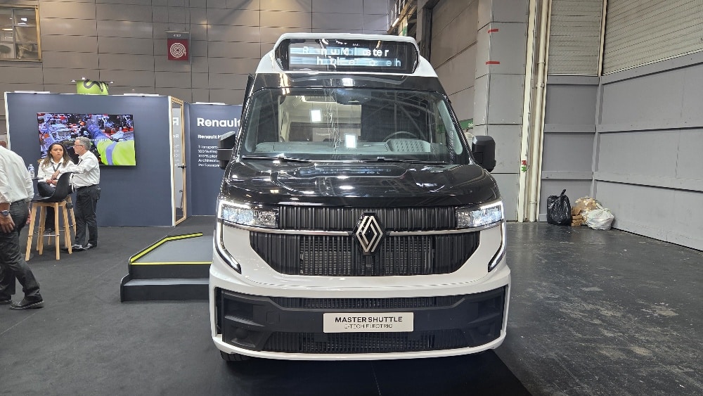 Infobus - Mobco 2026 z e-minibusem Renault Master Shuttle E-Tech. W Polsce oferuje go Polster