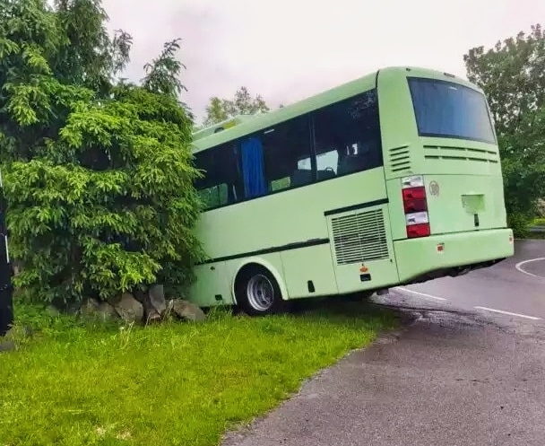 Infobus - Zderzenie dwóch autobusów szkolnych pod Kętrzynem. Jeden wypchnął drugiego z drogi