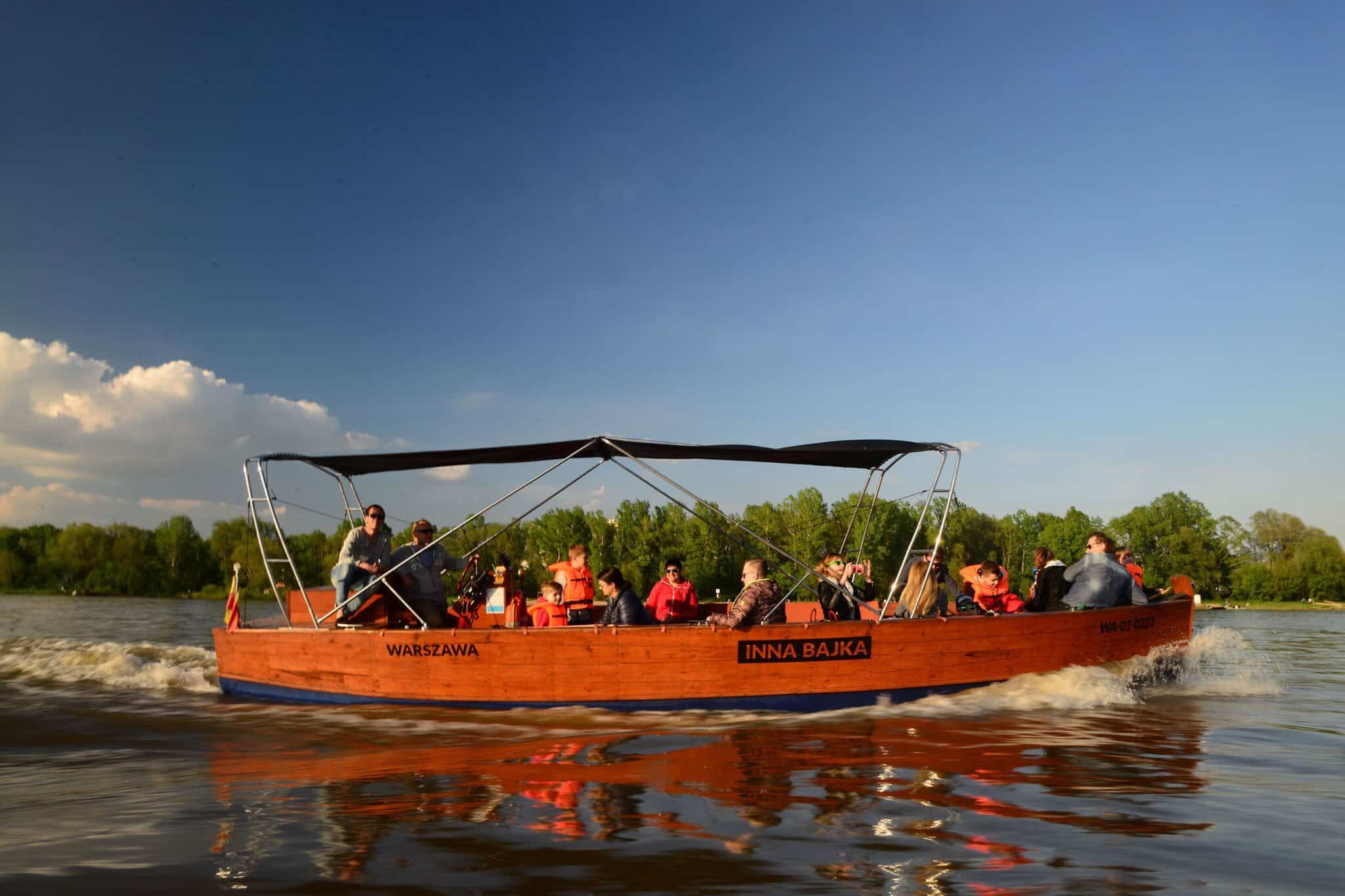 Infoship - Bezpłatny prom ponownie połączył Wawer z Wilanowem. „Inna Bajka” będzie kursować przez całe lato
