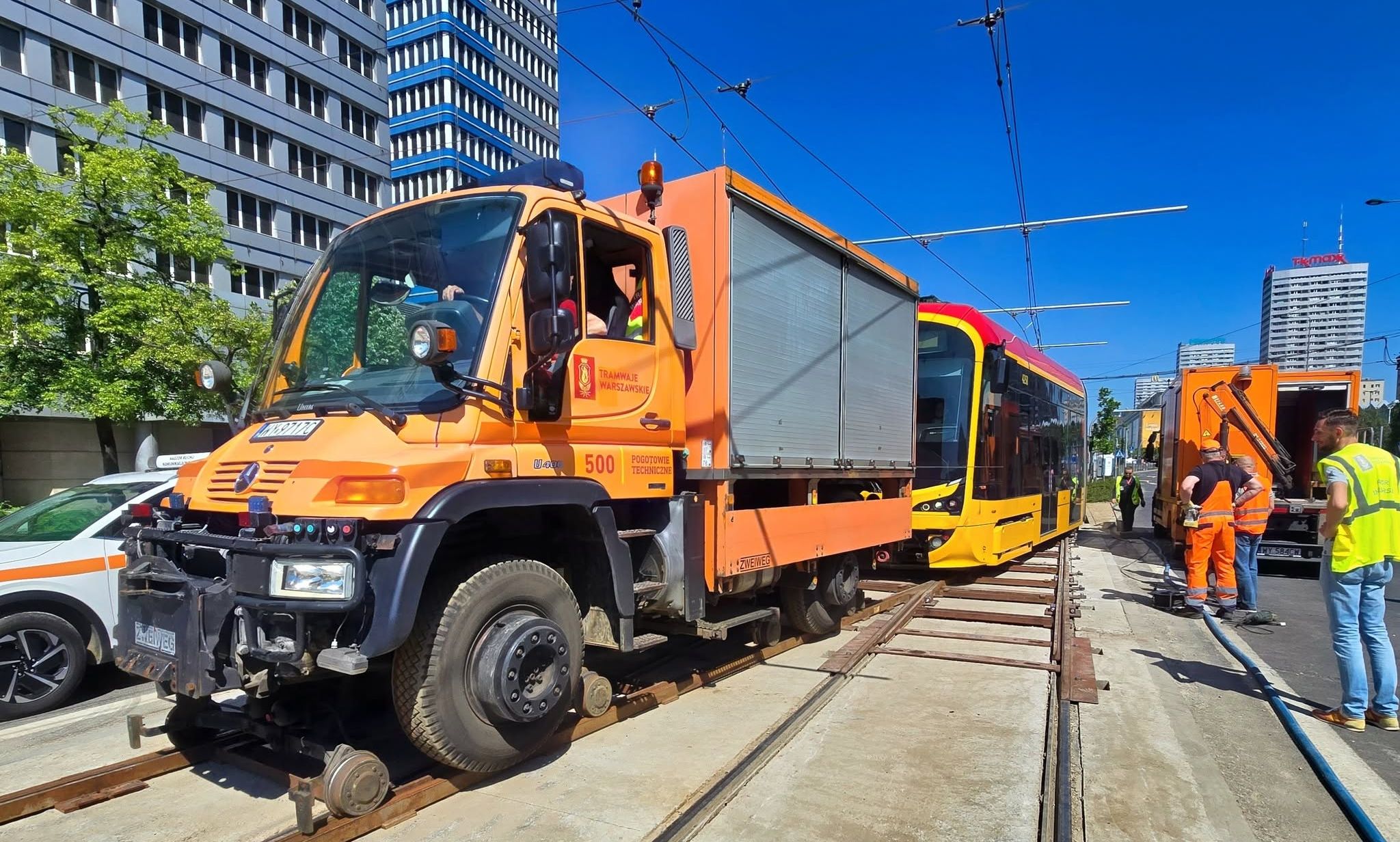 Infotram - Tramwaje Warszawskie szukają pojazdu do holowania tramwajów. Ogłoszono przetarg