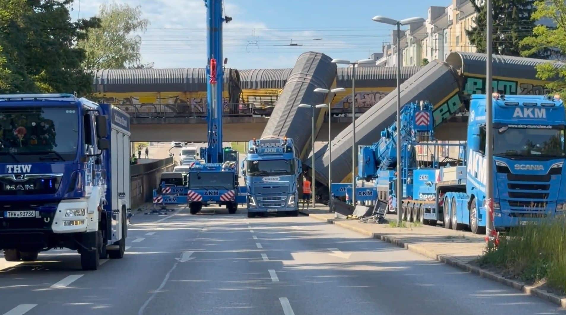 Inforail - Wypadek kolejowy w Monachium. Wagony towarowe spadły z wiaduktu na ulicę