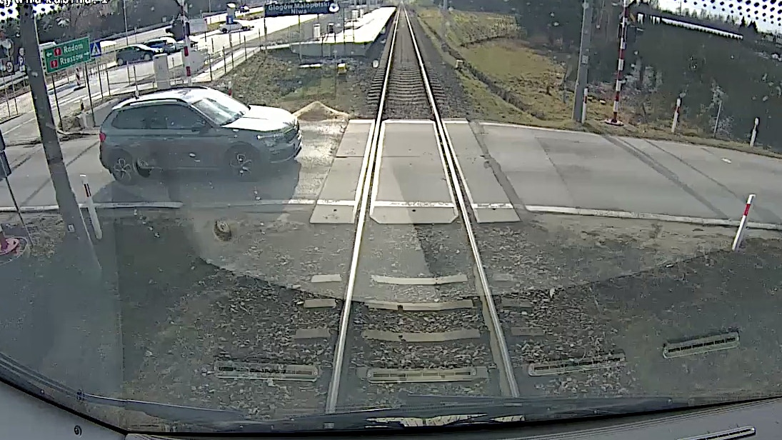 Inforail - POLREGIO alarmuje: kierowcy coraz częściej ryzykują życie na przejazdach kolejowych. Pociąg ma zawsze pierwszeństwo