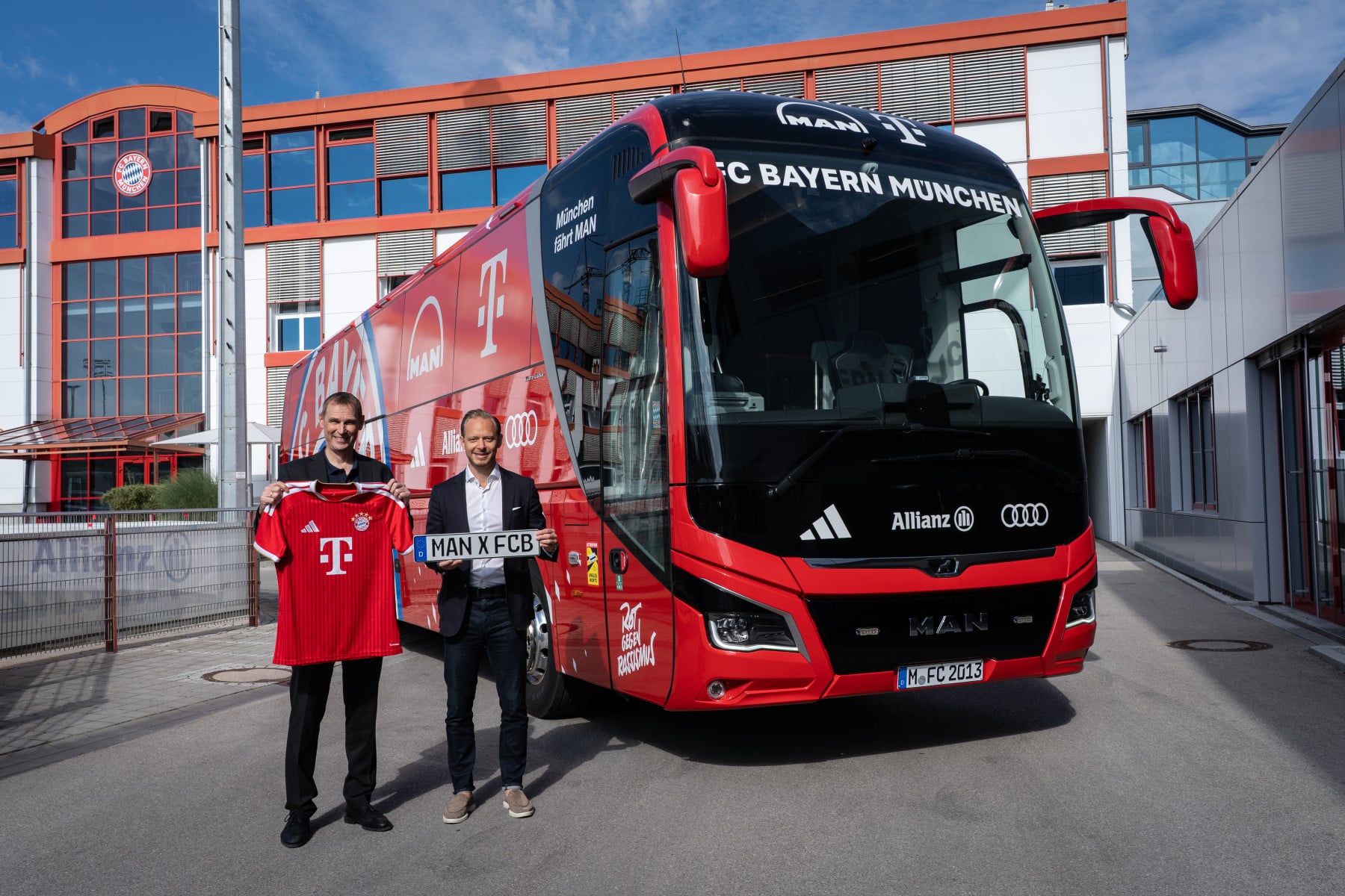 Infobus - FC Bayern z nowym MAN Lion’s Coach L.  Za rok piłkarzy przewiezie elektryk 